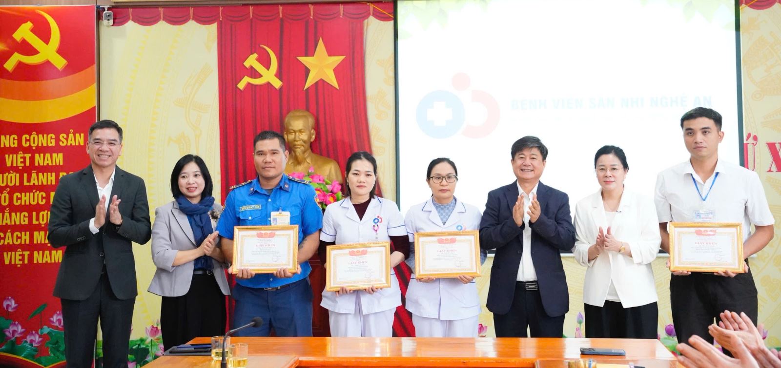 Giám đốc Sở Y tế Nghệ An quyết định tặng Giấy khen đội ngũ nhân viên Y tế, người lao động Bệnh viện Sản Nhi Nghệ An đã dũng cảm ngăn cản kẻ thủ ác gây nguy hiểm đến tính mạng trẻ sơ sinh.