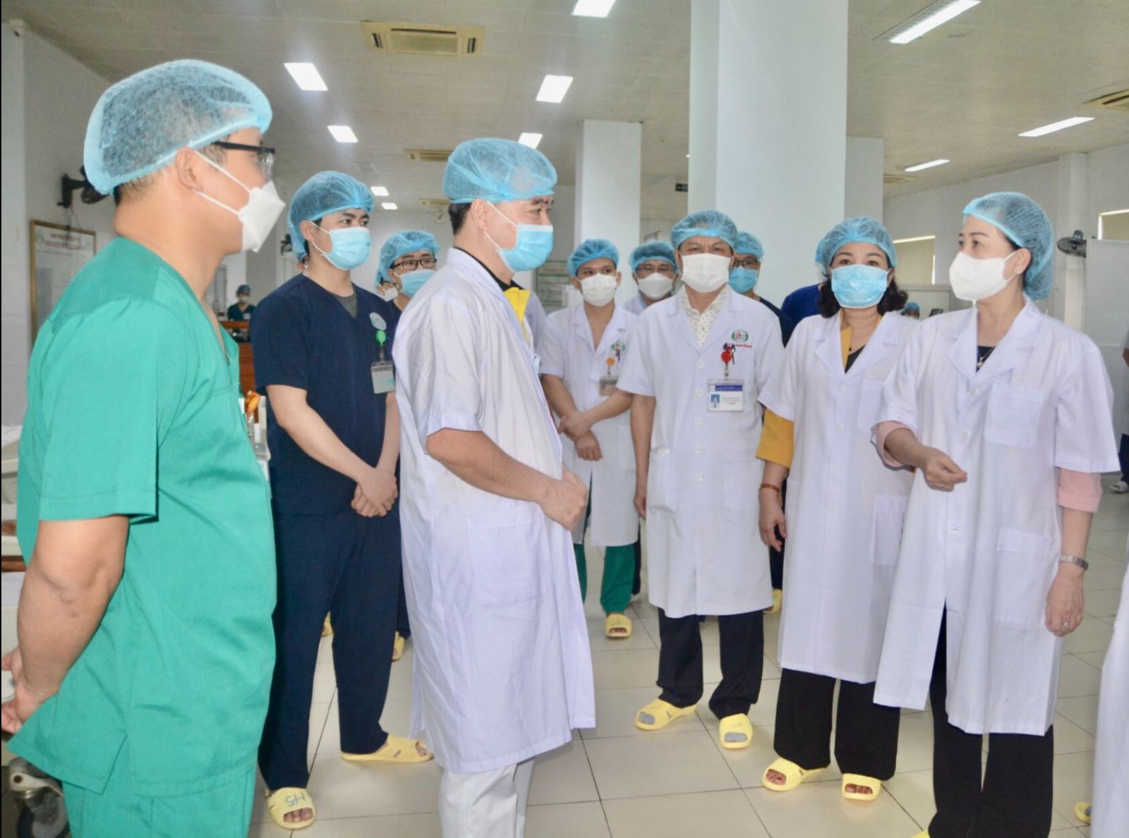 Bộ trưởng Đào Hồng Lan trò chuyện với cán bộ y tế trong lần đến thăm, làm việc tại Bệnh viện Hữu nghị Đa khoa Nghệ An