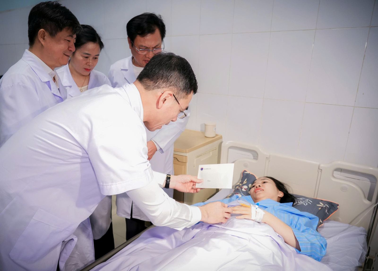 TS. BS Hà Anh Đức thăm hỏi, động viên nữ điều dưỡng đang điều trị tại Bệnh viện Hữu nghị Đa khoa Nghệ An.