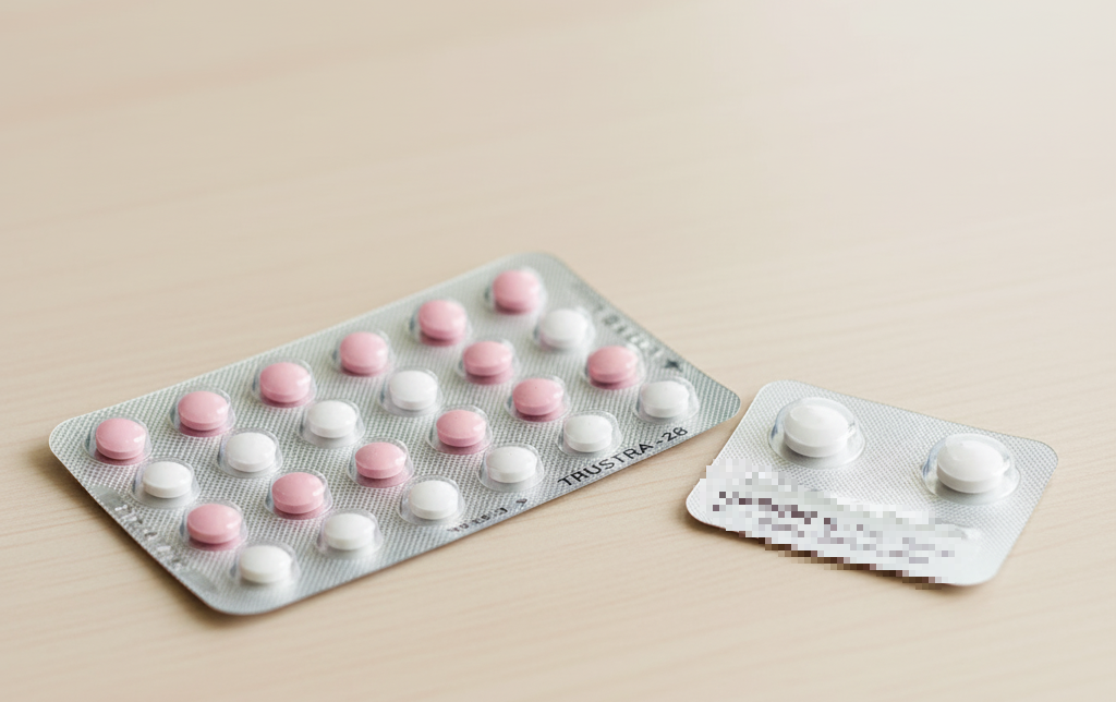 Thuốc tránh thai khẩn cấp và thuốc tránh thai hằng ngày cùng sử dụng hormone (chủ yếu là progestin hoặc kết hợp estrogen và progestin) nhưng khác nhau đáng kể về cơ chế hoạt động.