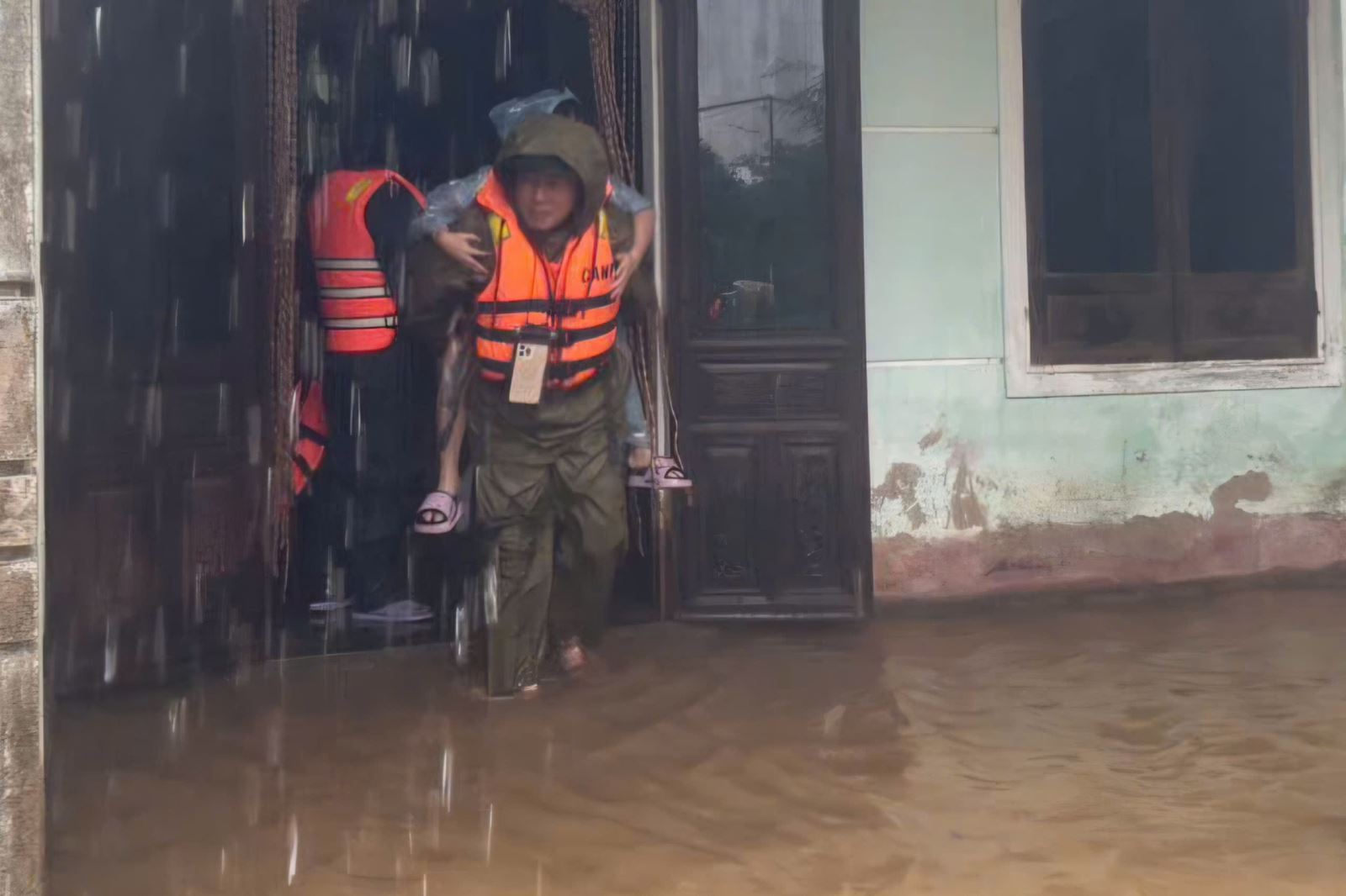 Lực lượng chức năng di dời người già, trẻ nhỏ phòng ngập lụt.