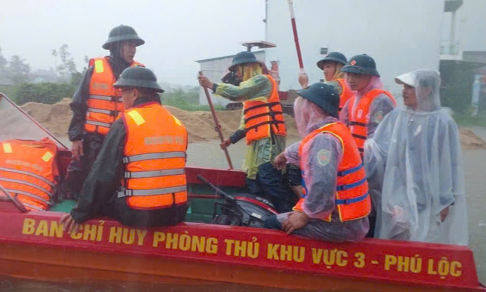 Lực lượng quân đội sẵn sàng ứng phó mưa lũ.