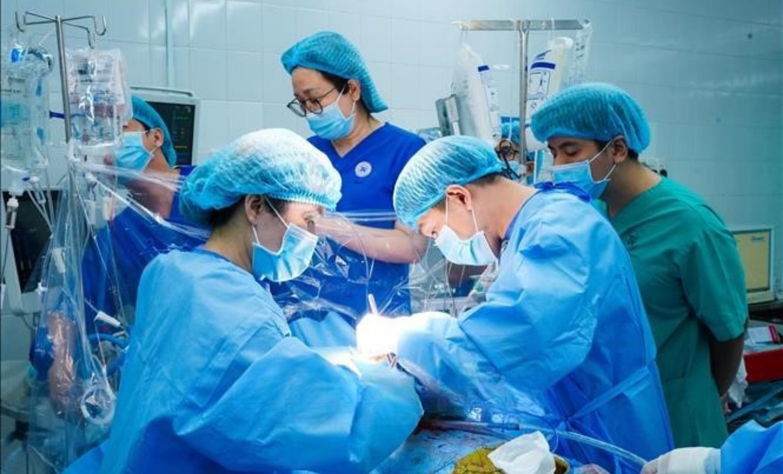 Các bác sĩ thực hiện ghép tim cho người bệnh tại Bệnh viện Thống Nhất Thành phố Hồ Chí Minh.