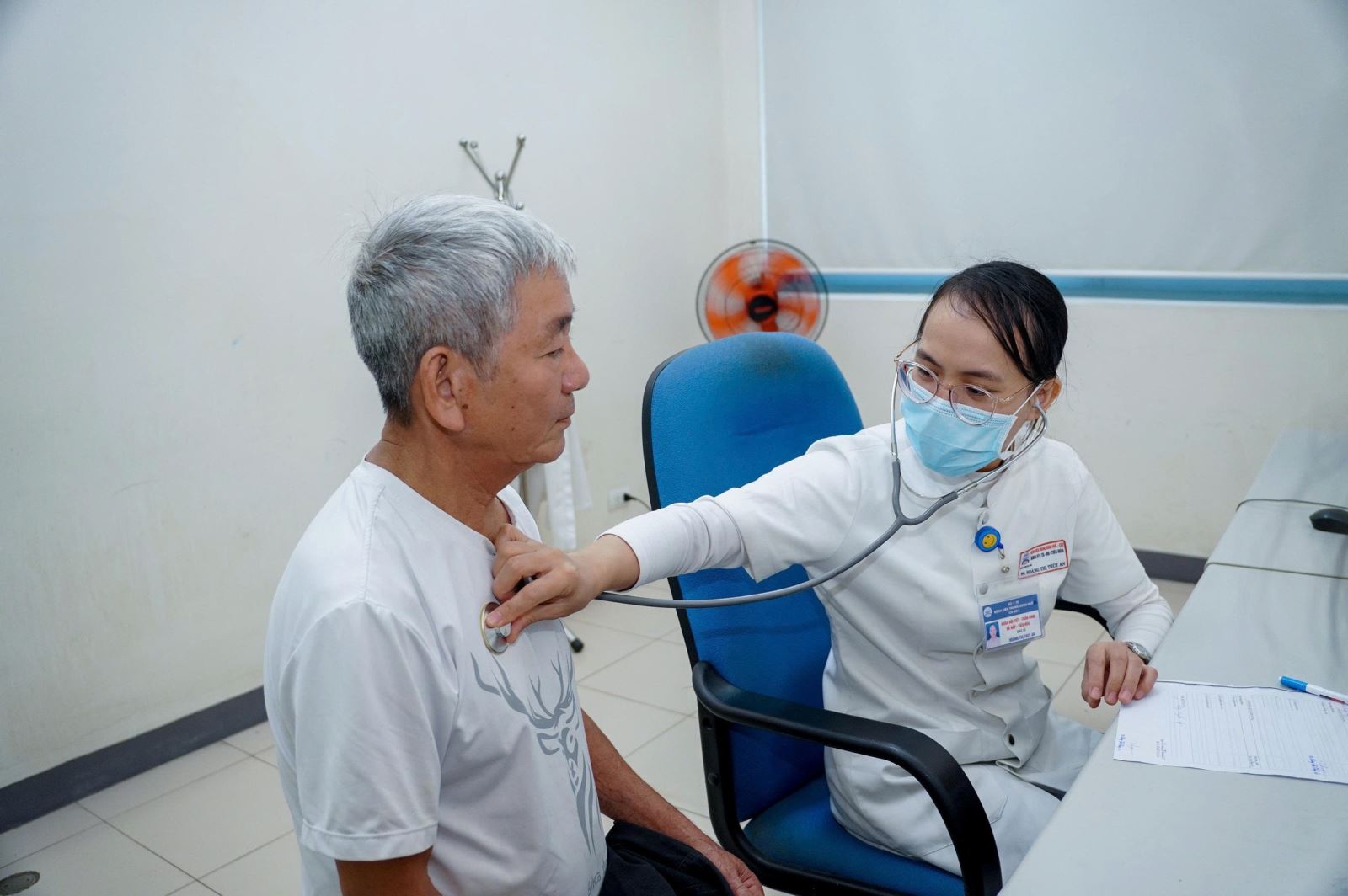 Người dân được khám sàng lọc bệnh tại chương trình.