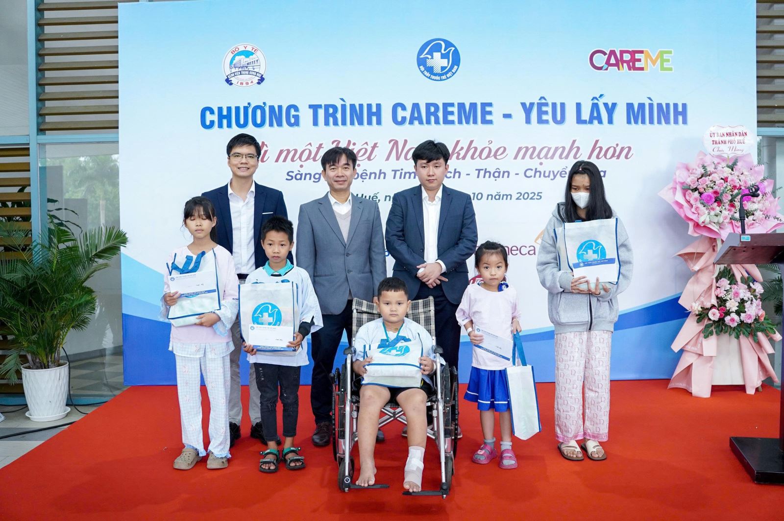 Lãnh đạo Bệnh viện Trung ương Huế, Sở Y tế TP Huế trao tặng quà cho các bệnh nhân và trẻ em có hoàn cảnh khó khăn.
