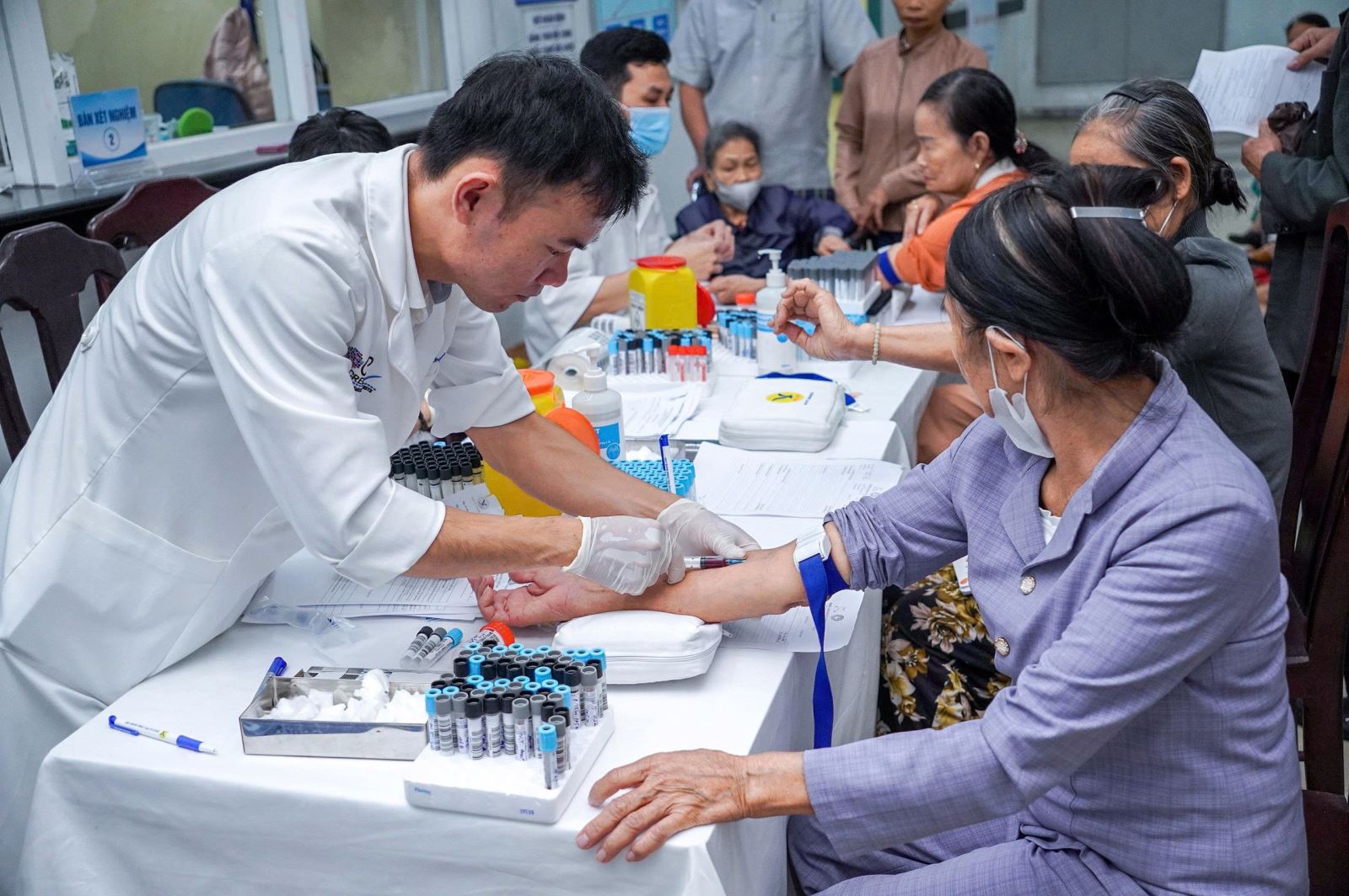 Đông đảo người dân tham gia chương trình được khám sàng lọc bệnh.
