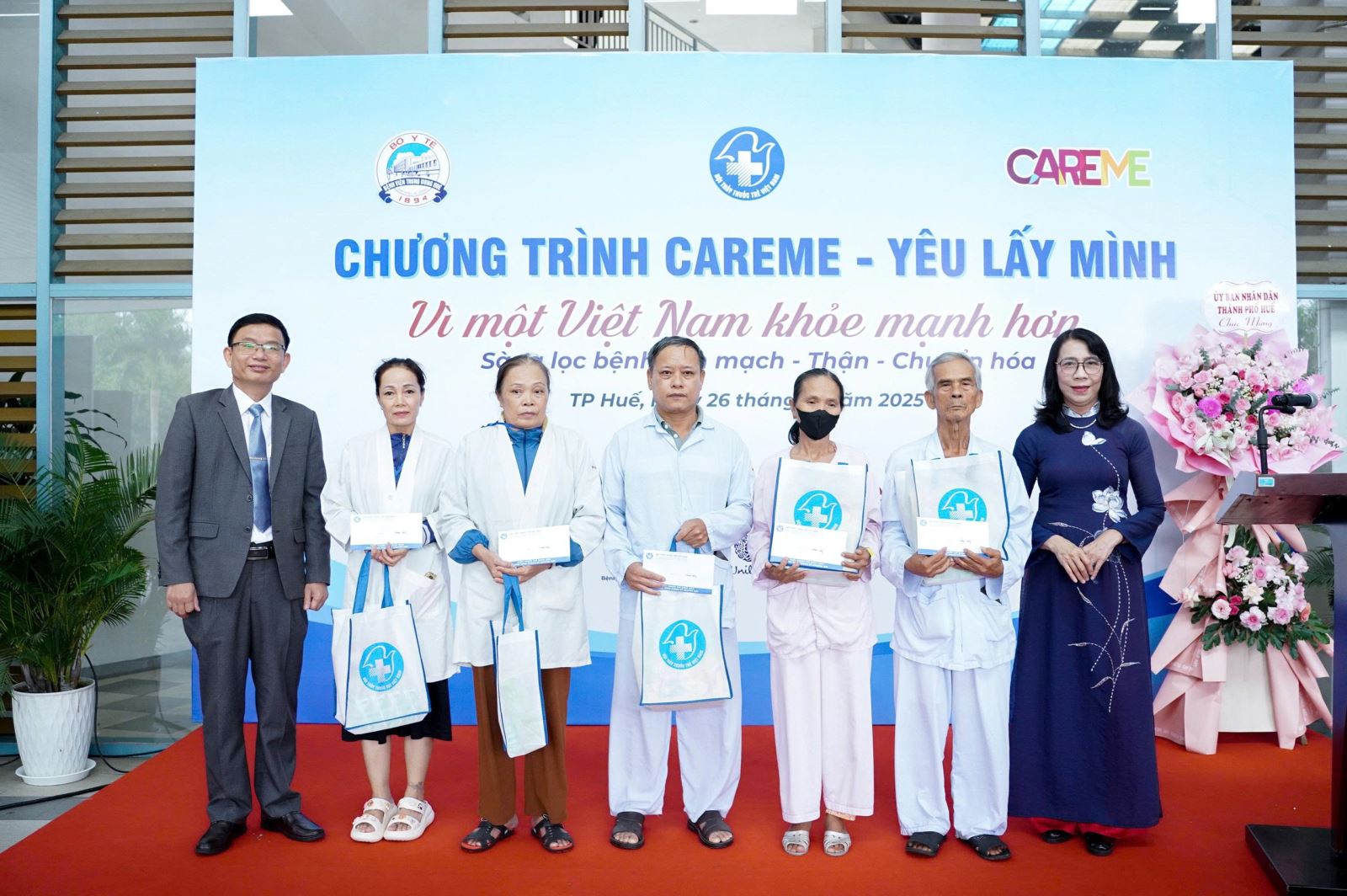 Lãnh đạo Bệnh viện Trung ương Huế, Sở Y tế TP Huế trao tặng quà cho các bệnh nhân và trẻ em có hoàn cảnh khó khăn.