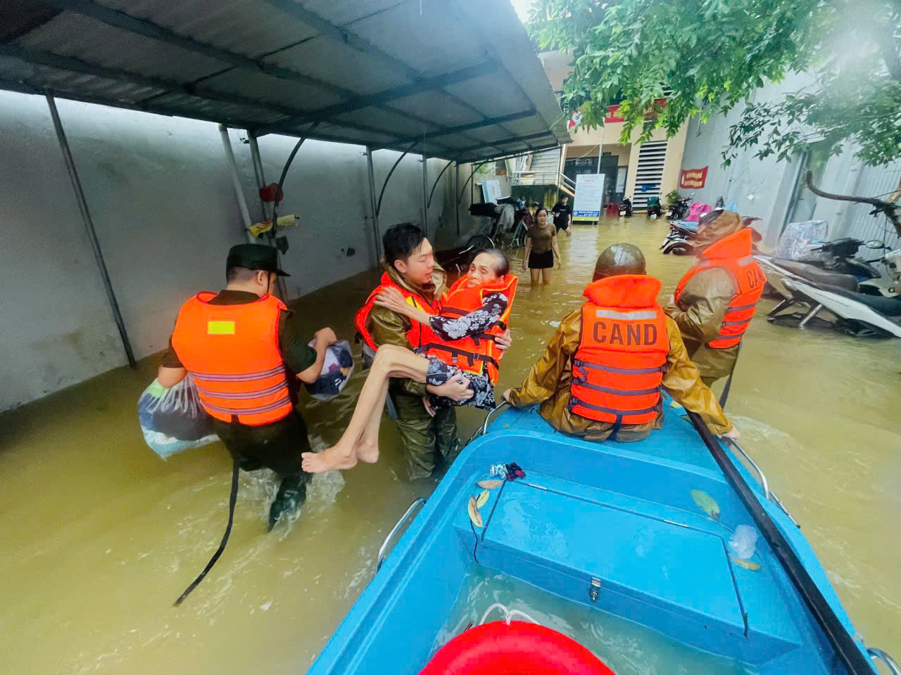 Công an vào vùng ngập sâu di dời người già, trẻ nhỏ.