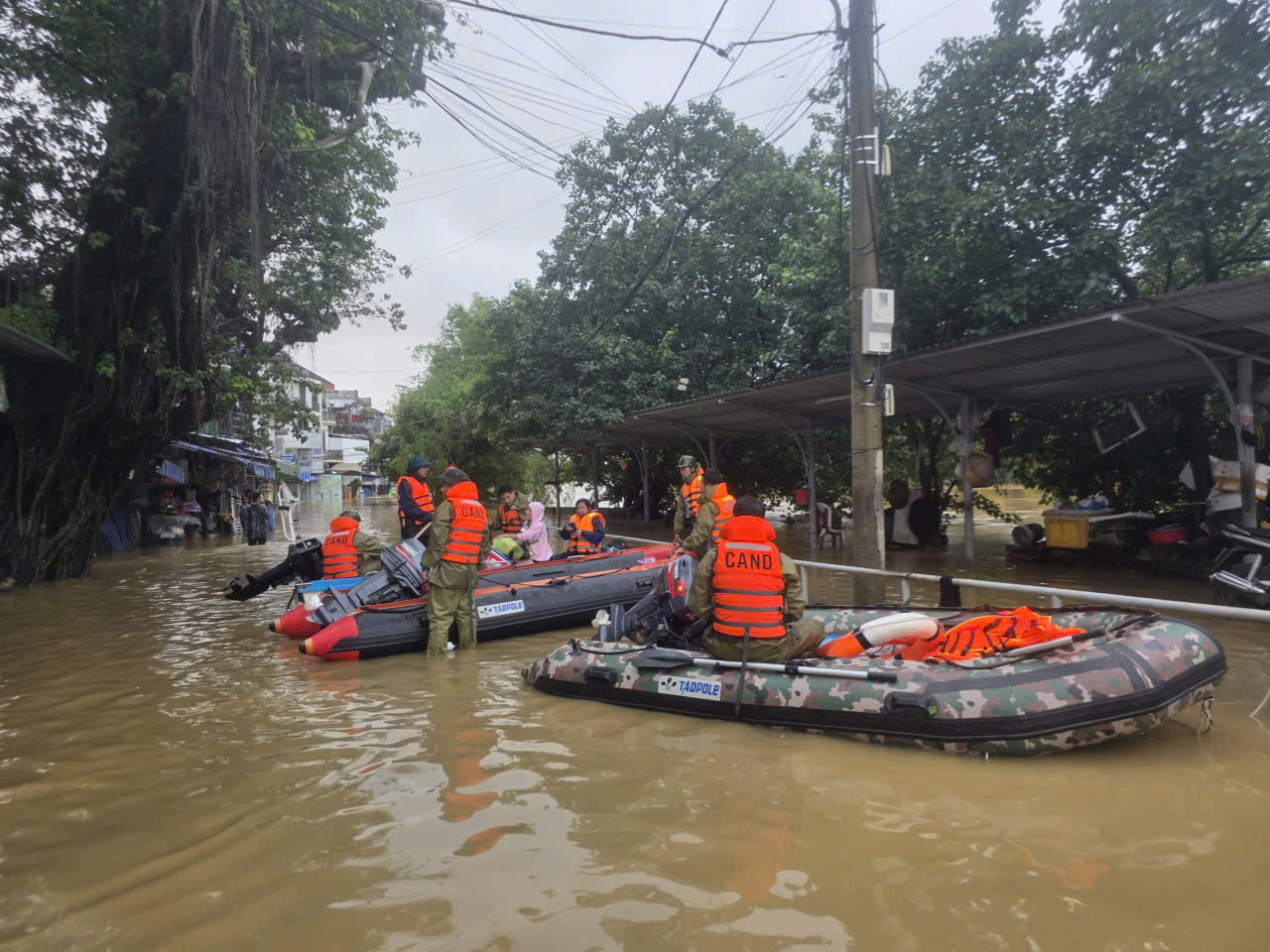 Công an TP Huế triển khai ứng cứu người dân trong mưa lũ.