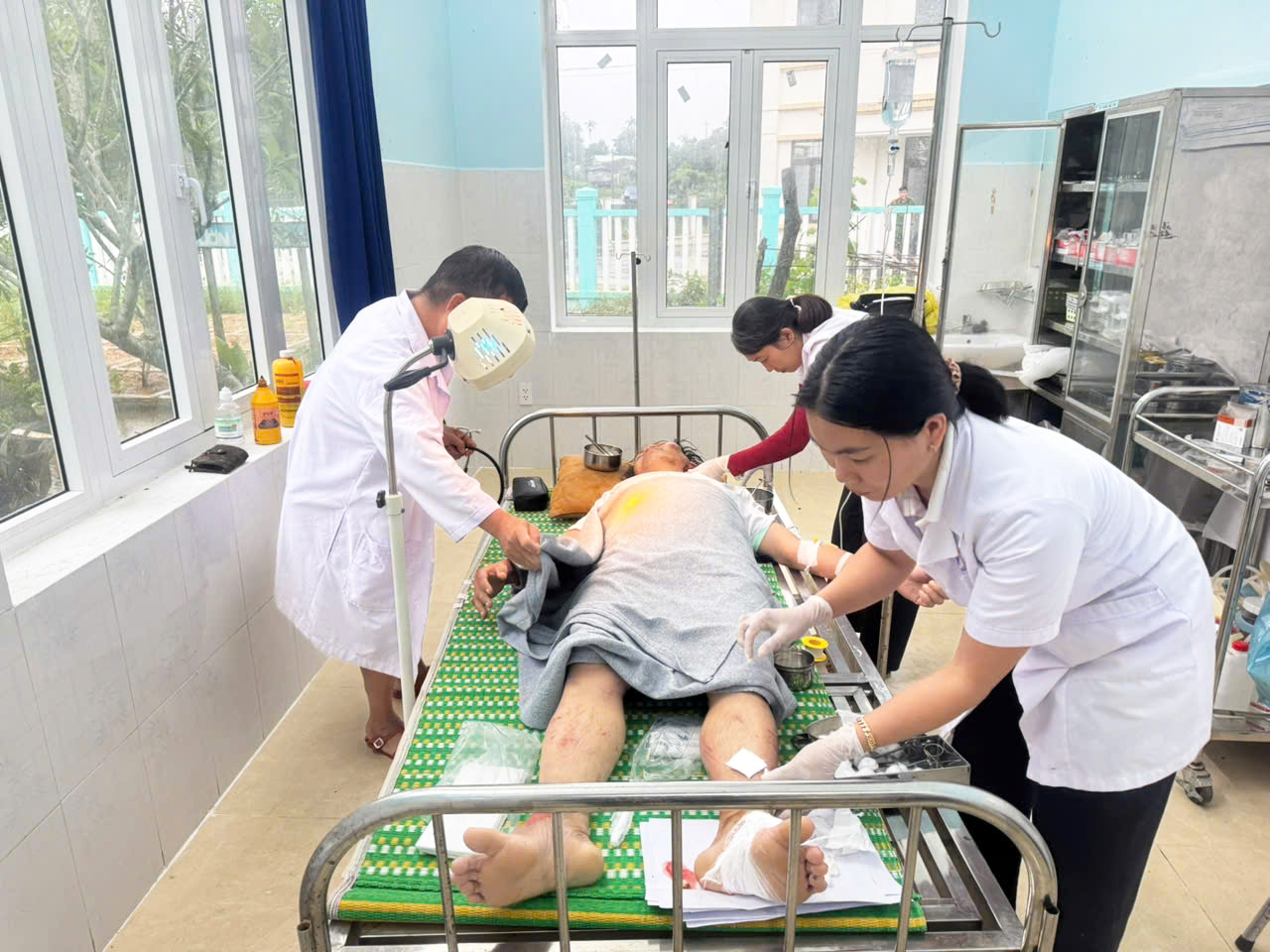 Tài xế T. được chăm sóc y tế.