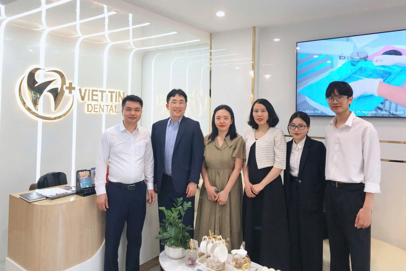 Công ty Medicallaw ký kết thỏa thuận hợp tác với các đối tác trong và ngoài nước. Đại diện Medicallaw đứng bên trái. Ảnh: Medicallaw