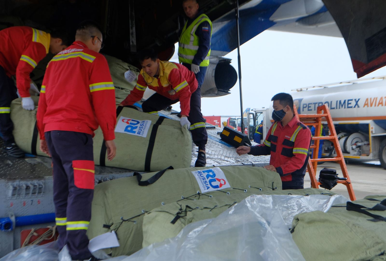 Vận chuyển số hàng hóa viện trợ tại Sân bay Nội Bài.