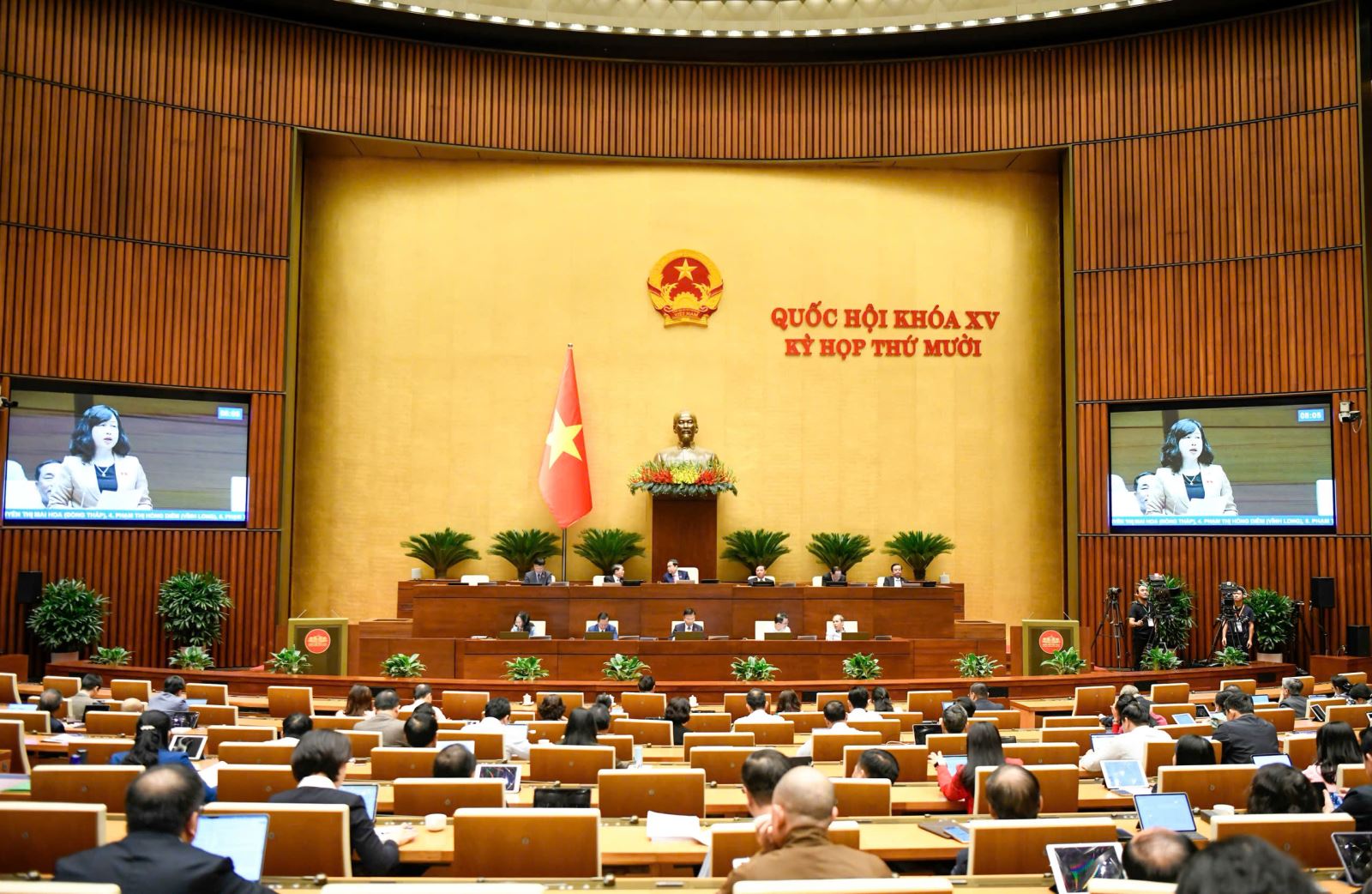 Bộ trưởng Bộ Y tế Đào Hồng Lan phát biểu giải trình, làm rõ các ý kiến ĐBQH nêu