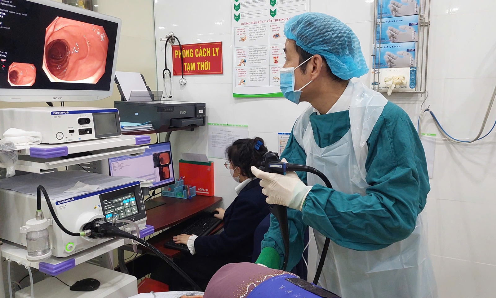 BS.CKII Trần Văn Khanh thực hiện ca nội soi đầu tiên với thiết bị tiên tiến.