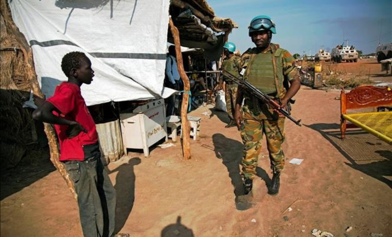 Lực lượng gìn giữ hòa bình LHQ tuần tra tại thị trấn Abyei, Sudan.