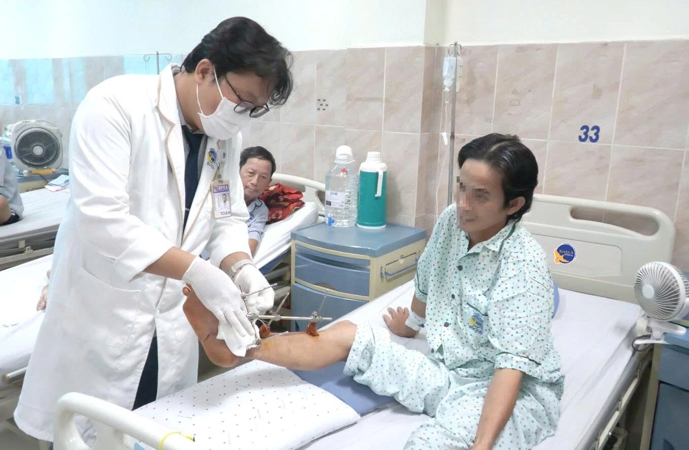 Bác sĩ chăm sóc vết thương sau khi nối liền