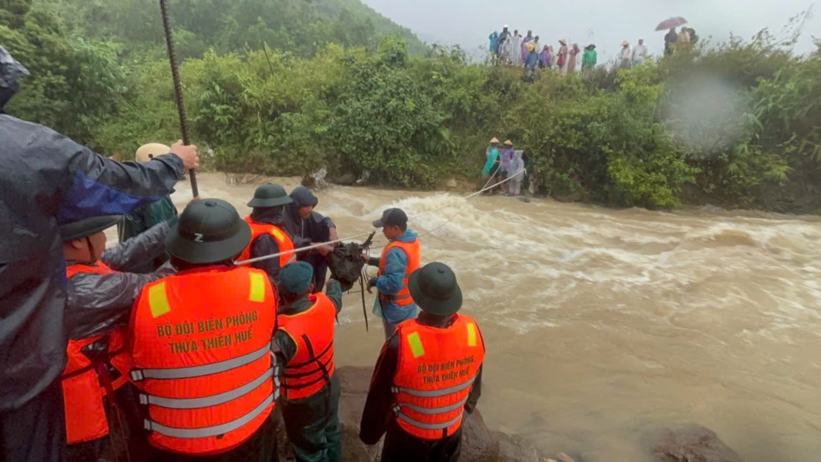Cán bộ chiến sĩ đồn biên phòng chuyển thực phẩm cho người dân Huế bị chia cắt.