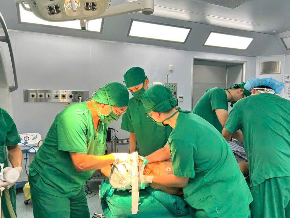 Các bác sĩ đang phẫu thuật cho bệnh nhân bị trật đốt sống cổ phức tạp, hiếm gặp.