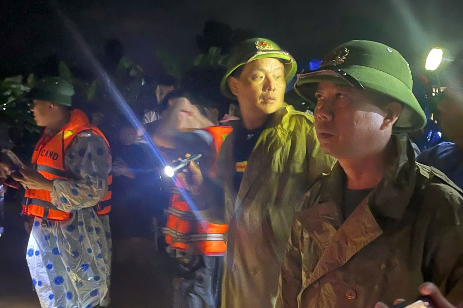 Phòng Cảnh sát Phòng cháy chữa cháy và Cứu nạn cứu hộ triển khai lực lượng ứng cứu, đưa người mắc kẹt vào bờ an toàn.