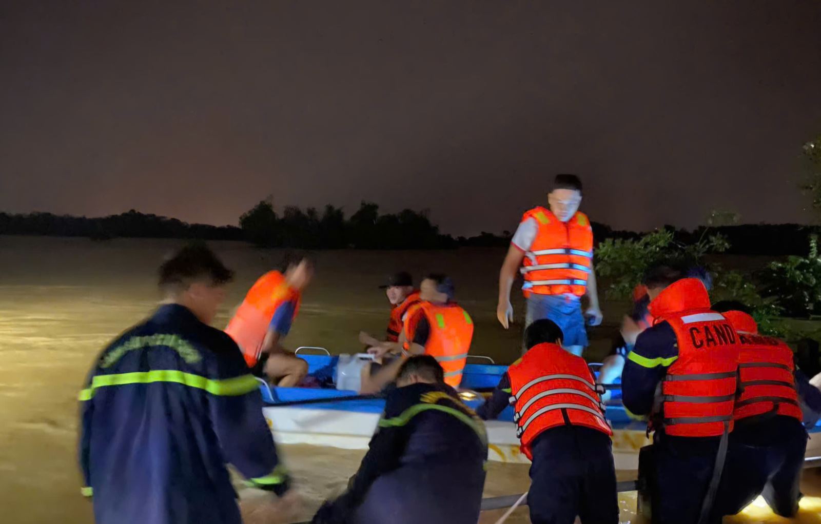 Lực lượng chức năng triển khai phương án cứu hộ.