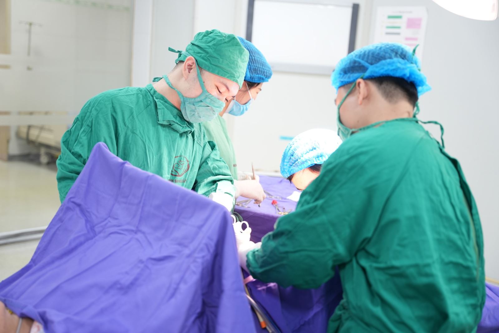 Ca phẫu thuật Bệnh viện Sản Nhi Quảng Ninh lấy 11 khối u xơ với nhiều hình dạng, kích thước phức tạp cho bệnh nhân nữ hiếm muộn.