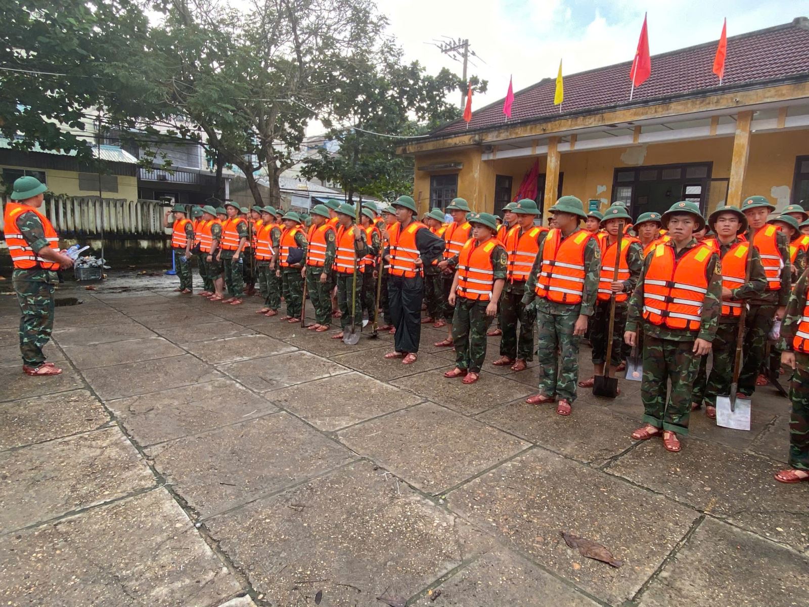 Cán bộ, chiến sĩ Trung đoàn 971, Bộ Chỉ huy quân sự TP Đà Nẵng xuất quân lên đường khắc phục hậu quả sạt lở kè biển.