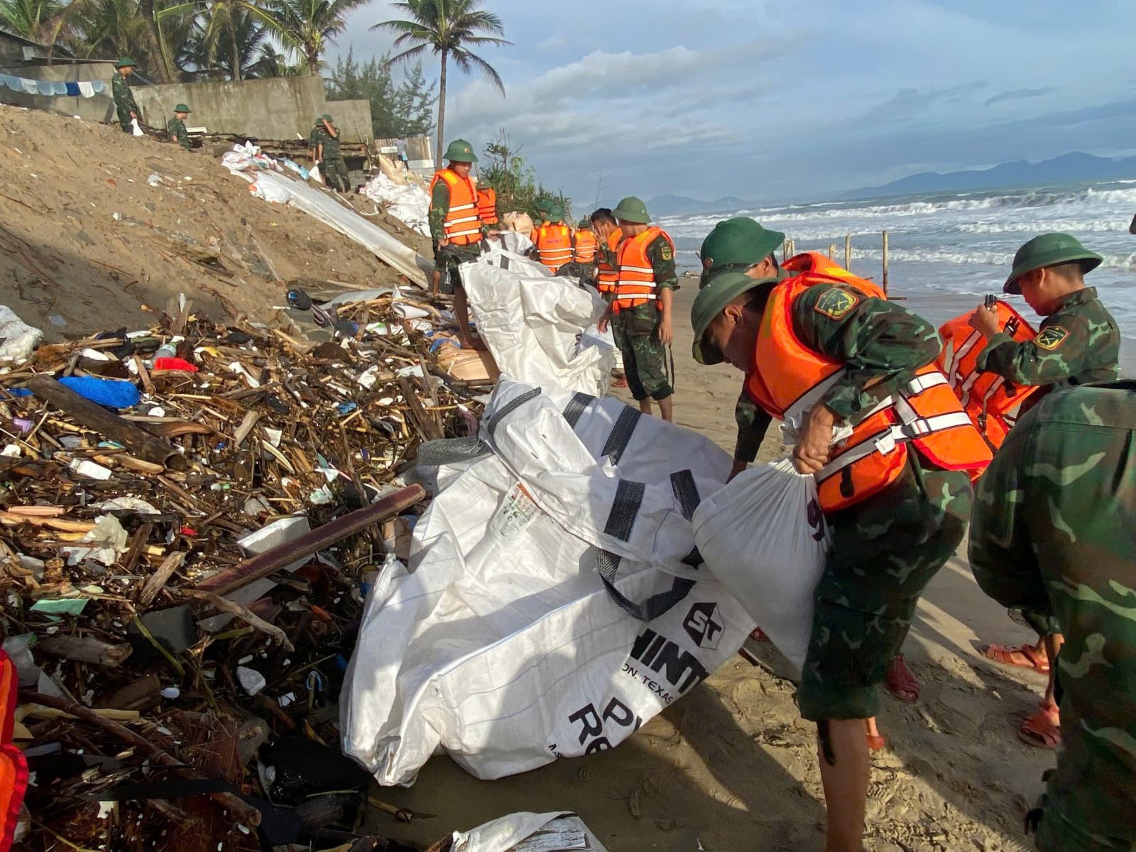 Vận chuyển vật liệu gia cố kè biển bị sạt lở.