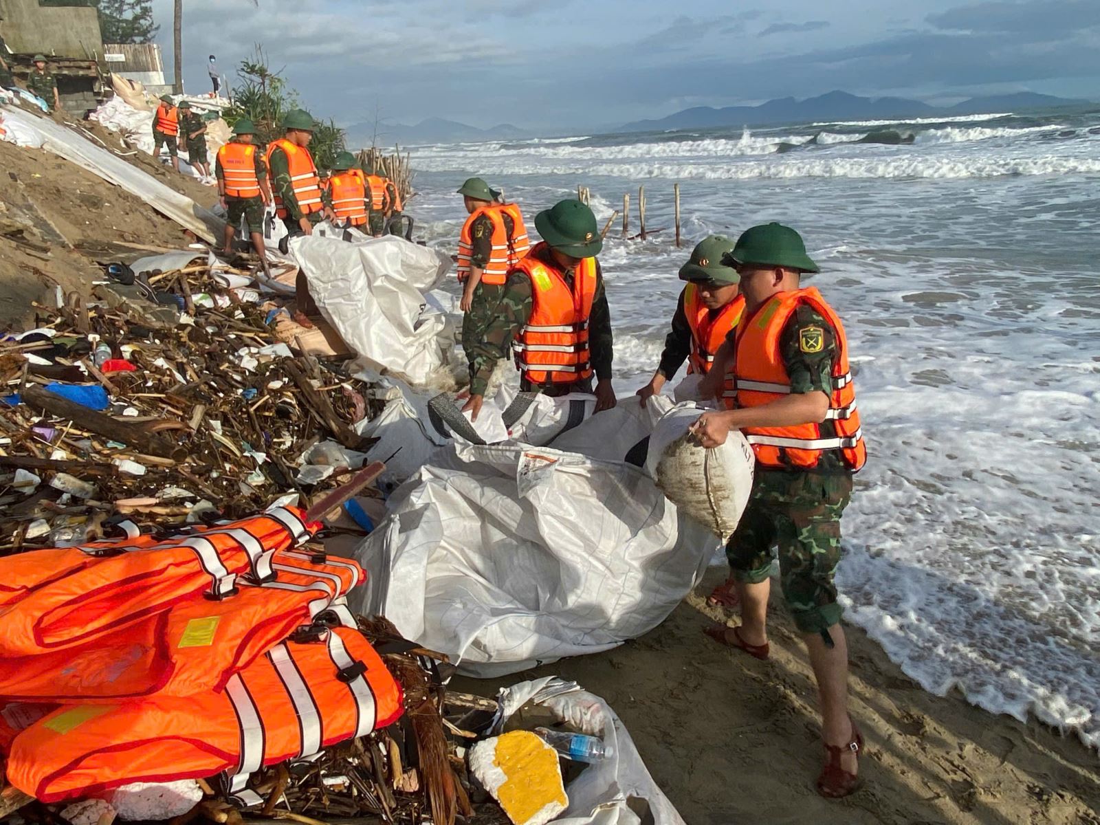 Vận chuyển vật liệu gia cố kè biển bị sạt lở.