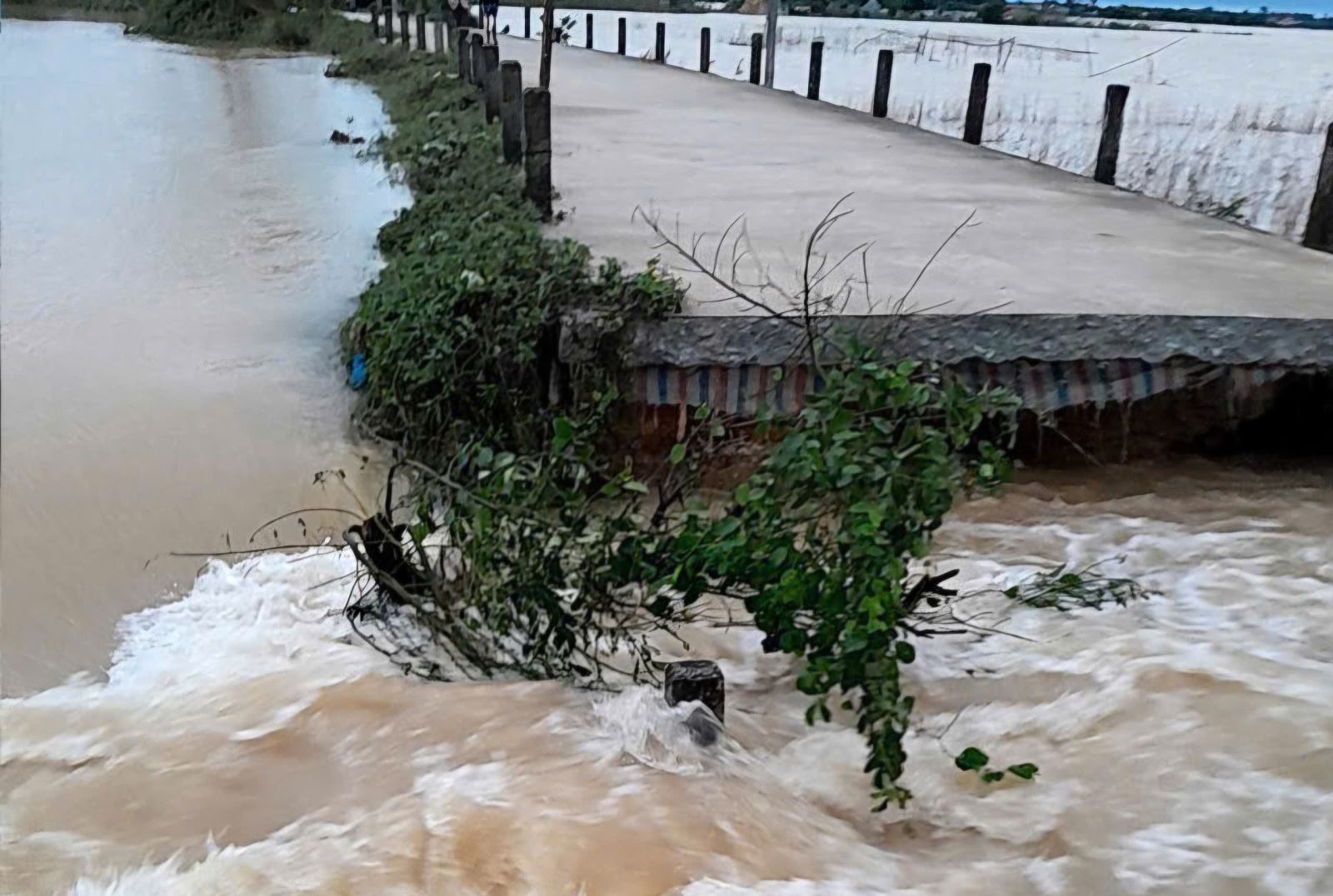 Đoạn đê kết hợp đường giao thông bị cuốn trôi khiến giao thông trên tuyến bị chia cắt.