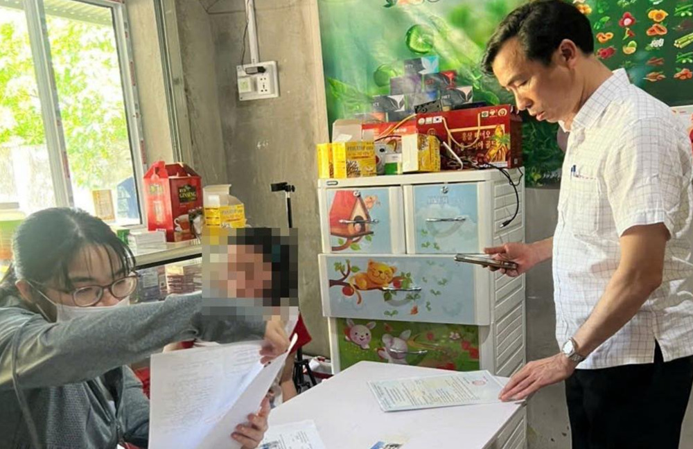 Cơ quan chức năng kiểm tra quầy thuốc nơi xảy ra sự việc.