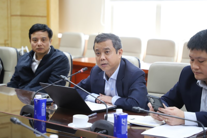 Đại diện các Cục, Vụ thuộc Bộ Y tế thông tin thêm tại buổi làm việc