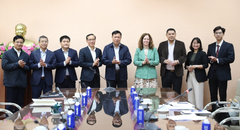 Hai bên chụp ảnh lưu niệm