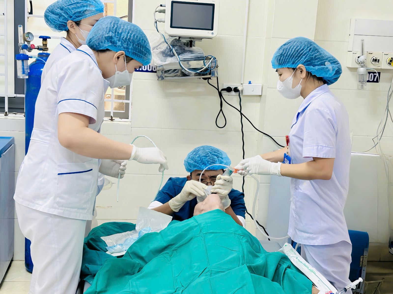 Ê-kíp Khoa Cấp cứu đặt nội khí quản cho bệnh nhân N.V.L.