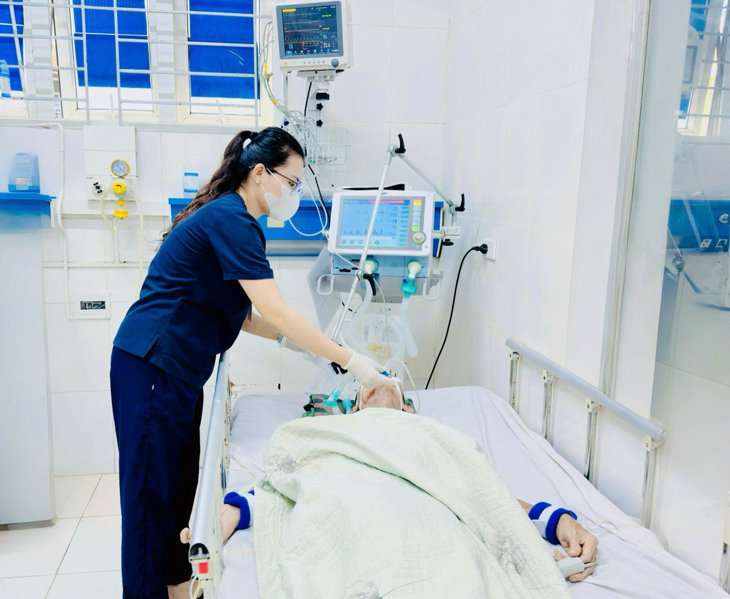 Bệnh nhân N.V.L. được duy trì thở máy xâm nhập tại Khoa Hồi sức tích cực – Chống độc.