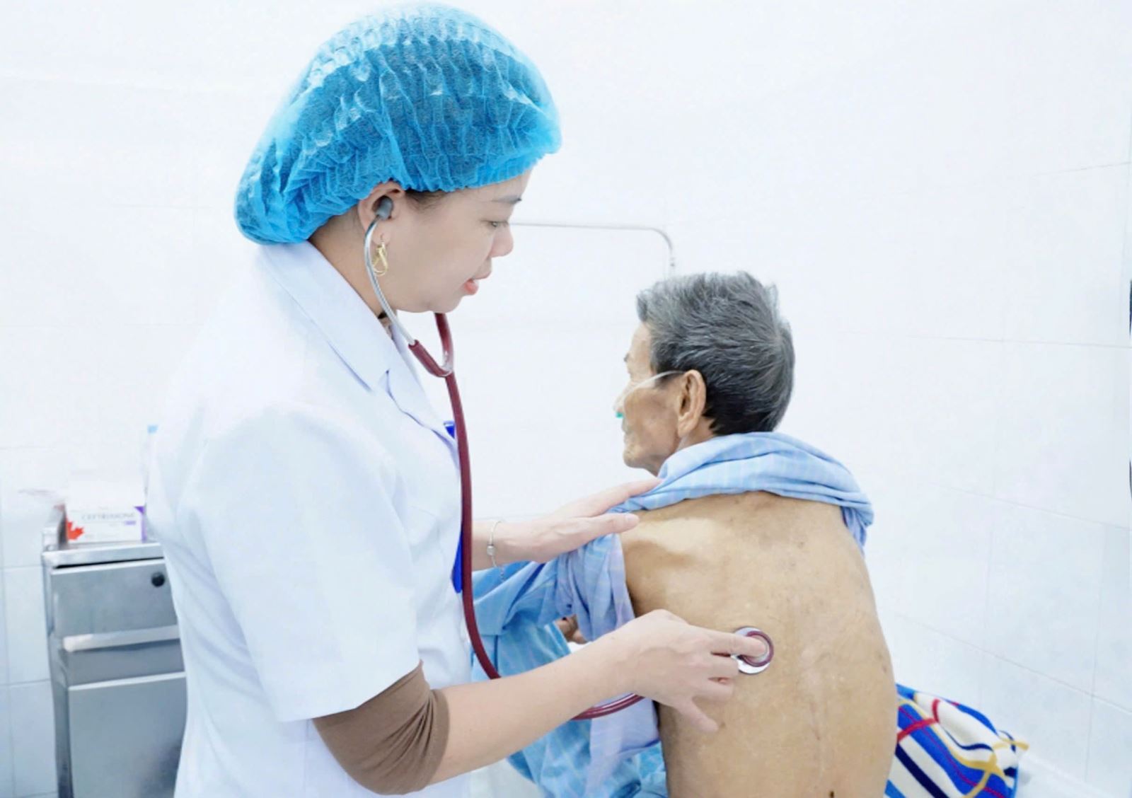 BSCKI Nguyễn Thị Hằng – Trưởng Khoa Nội I thăm khám, kiểm tra tình trạng sức khỏe cho bệnh nhân N.V.L.