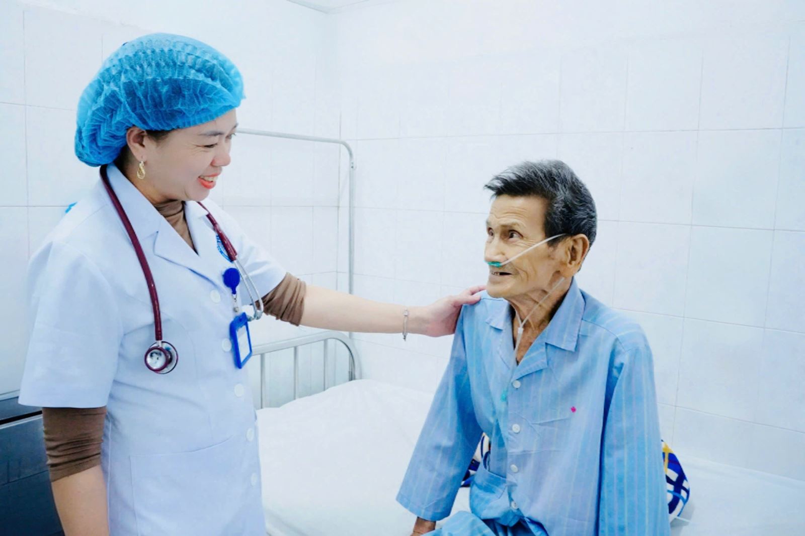 BSCKI Nguyễn Thị Hằng – Trưởng Khoa Nội I thăm khám, kiểm tra tình trạng sức khỏe cho bệnh nhân N.V.L.