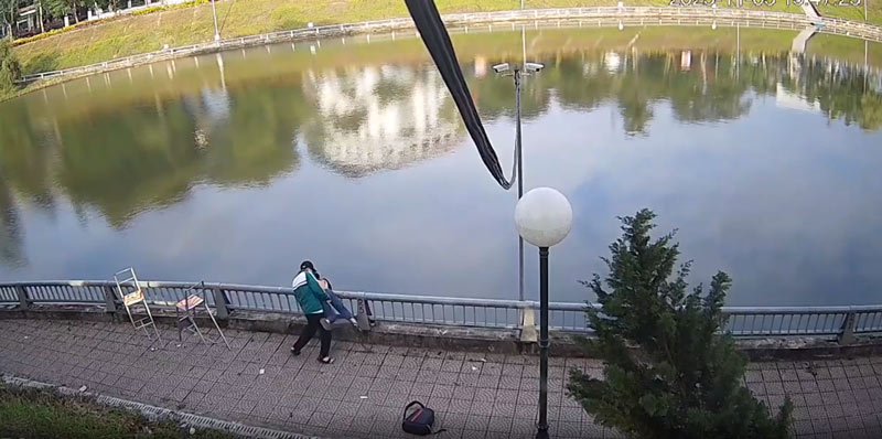 Cháu Th bị bạn học đâm nhiều nhát vào người sau đó hất xuống hồ. Ảnh: Cắt từ video