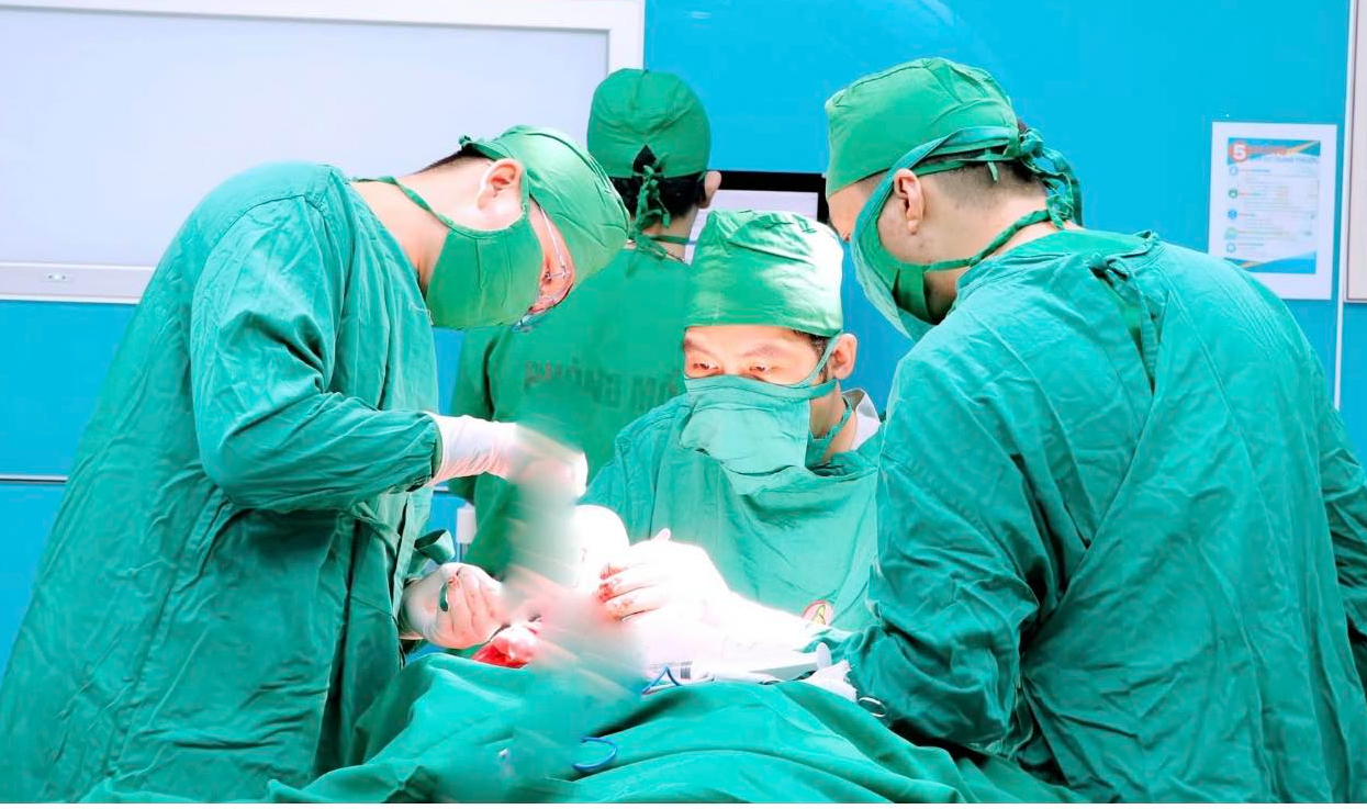 Bác sĩ Bệnh viện Đa khoa khu vực Đông Triều thực hiện ca ghép sọ não thành công cho bệnh nhân 15 tuổi.