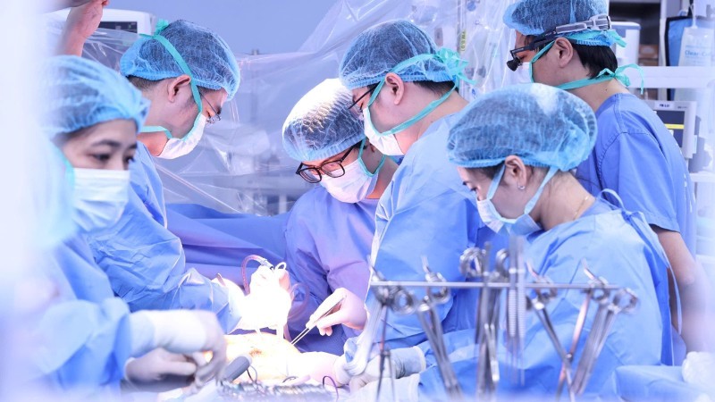 Các bác sĩ tiến hành lấy tạng hiến.