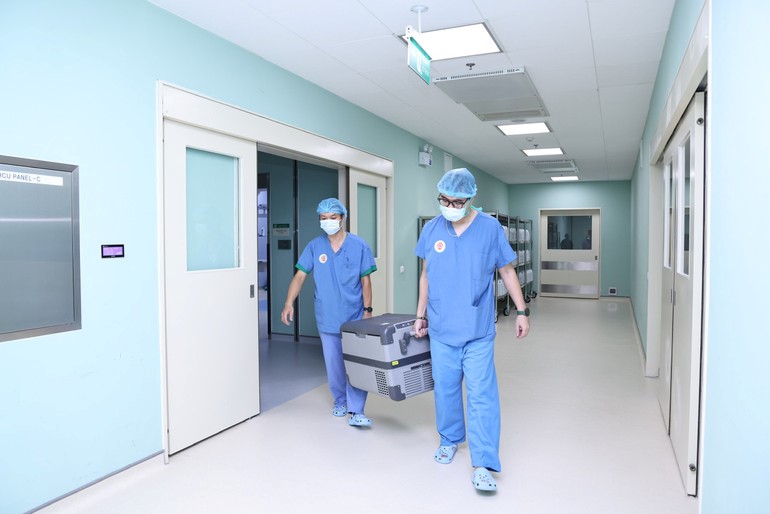Vận chuyển phổi hiến sang Bệnh viện Phổi Trung ương.