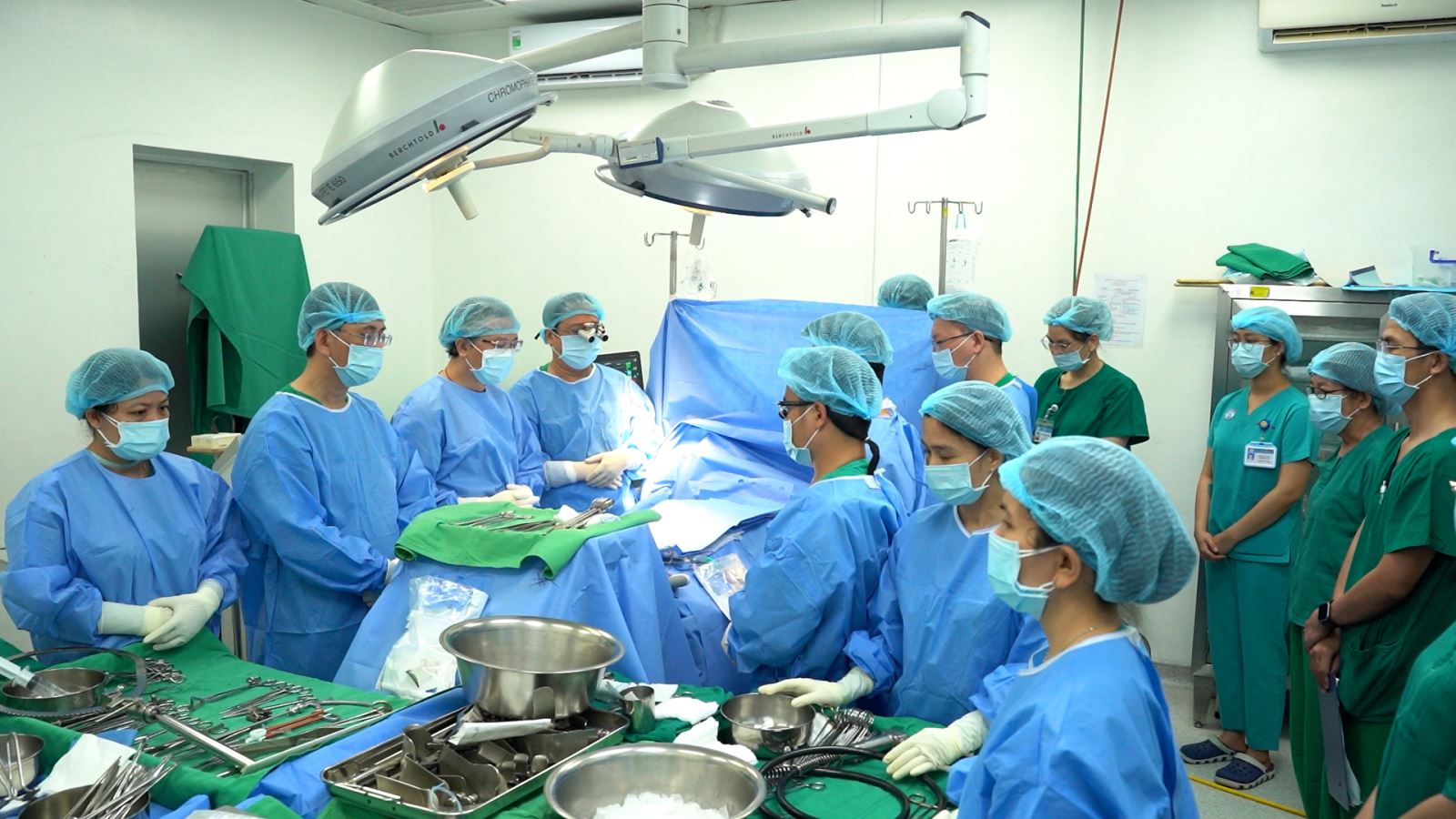 Ê-kíp bác sĩ Bệnh viện Chợ Rẫy thực hiện nghi thức tri ân người hiến tạng.