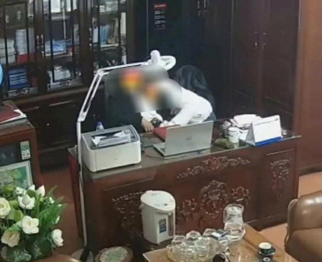 Hình ảnh thân mật được lan truyền trên mạng xã hội gây xôn xao dư luận.