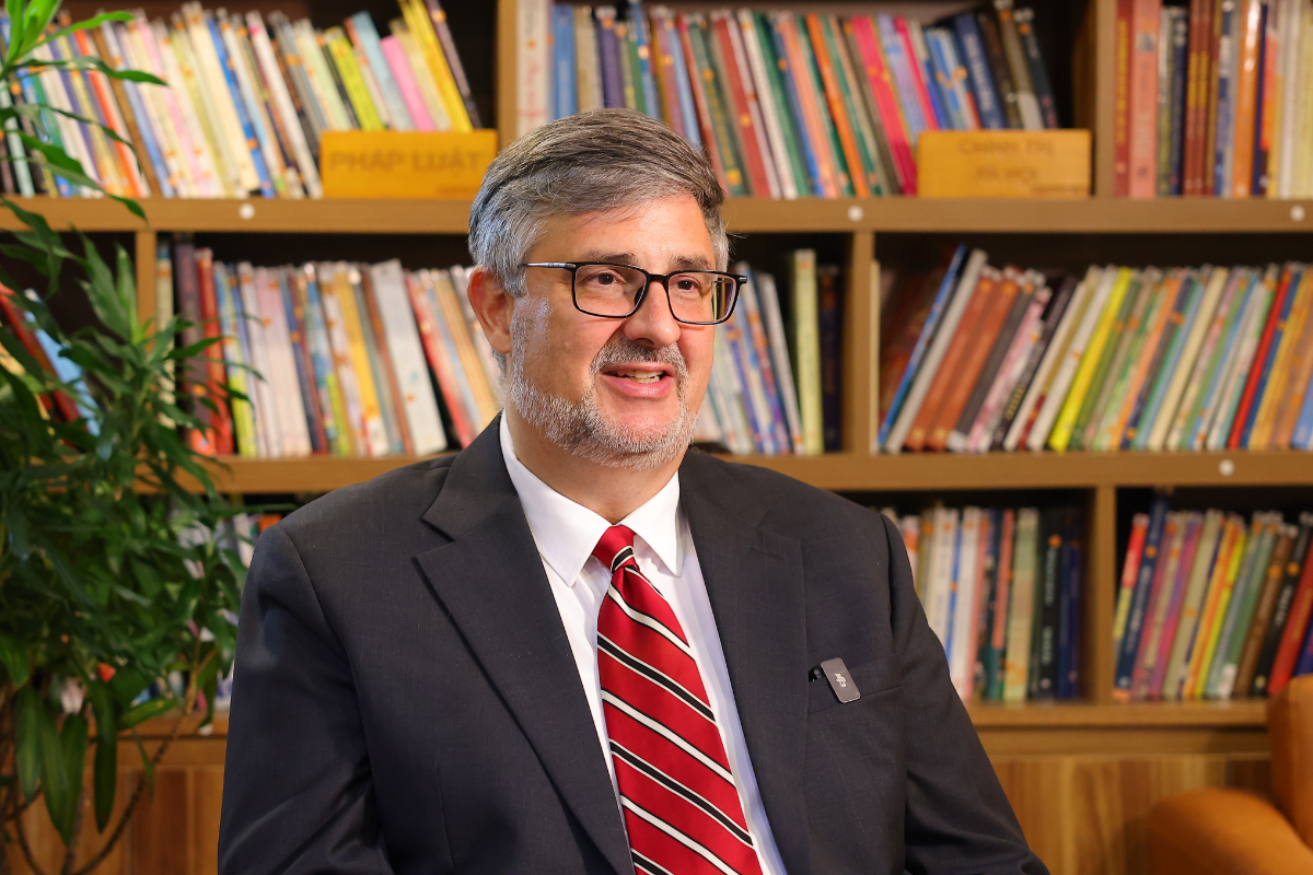 Tại HIMA 2025, ông Brian Langenberg (Đại diện ONEtoONE Corporate Finance) có tham luận đáng chú ý về Quy trình M&A chuẩn quốc tế và kinh nghiệm thực tiễn - Ảnh: Medicallaw