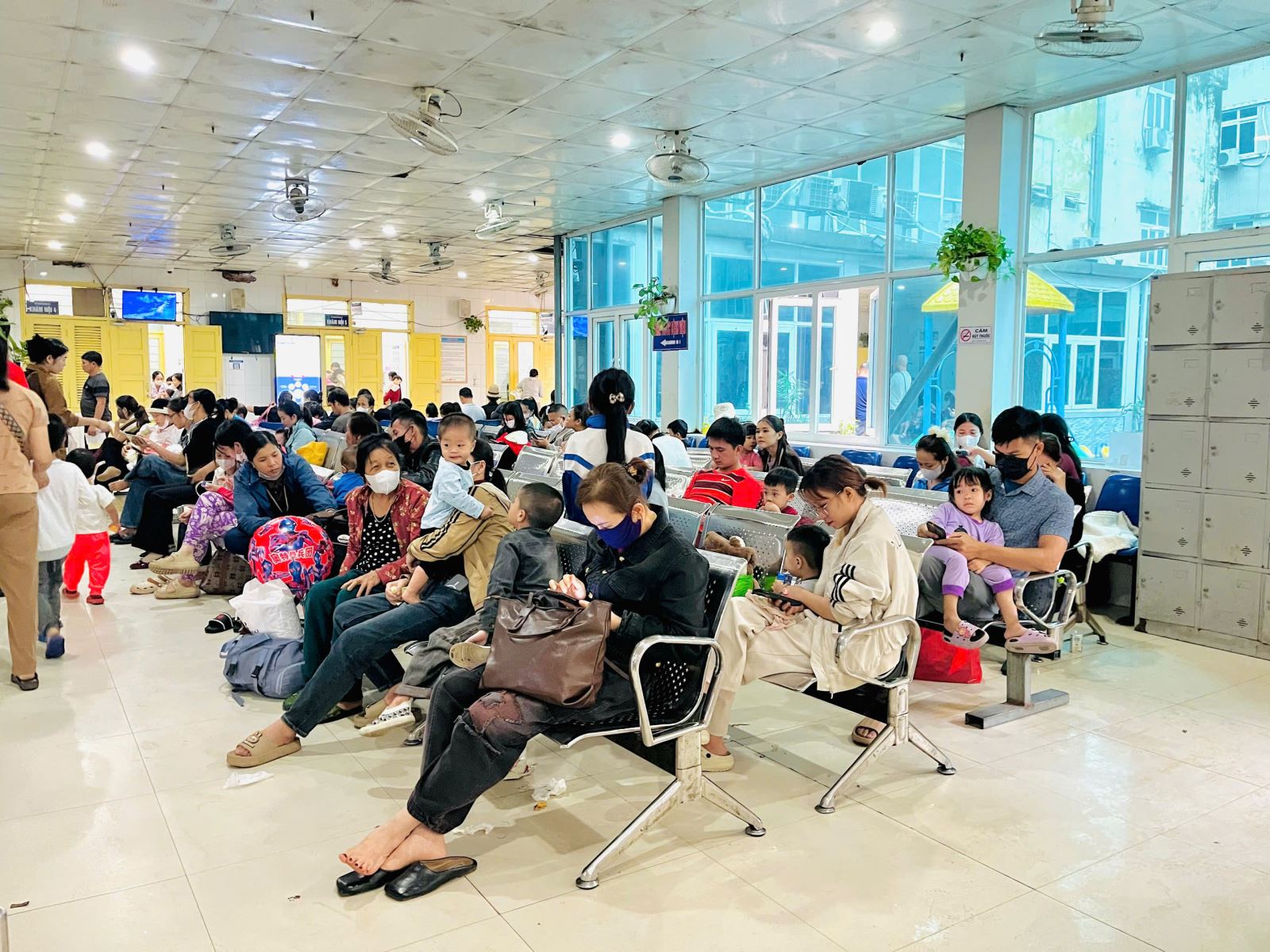 Khoảng hai tuần nay, số ca mắc cúm A phải vào Bệnh viện Sản Nhi Nghệ An điều trị tăng cao.