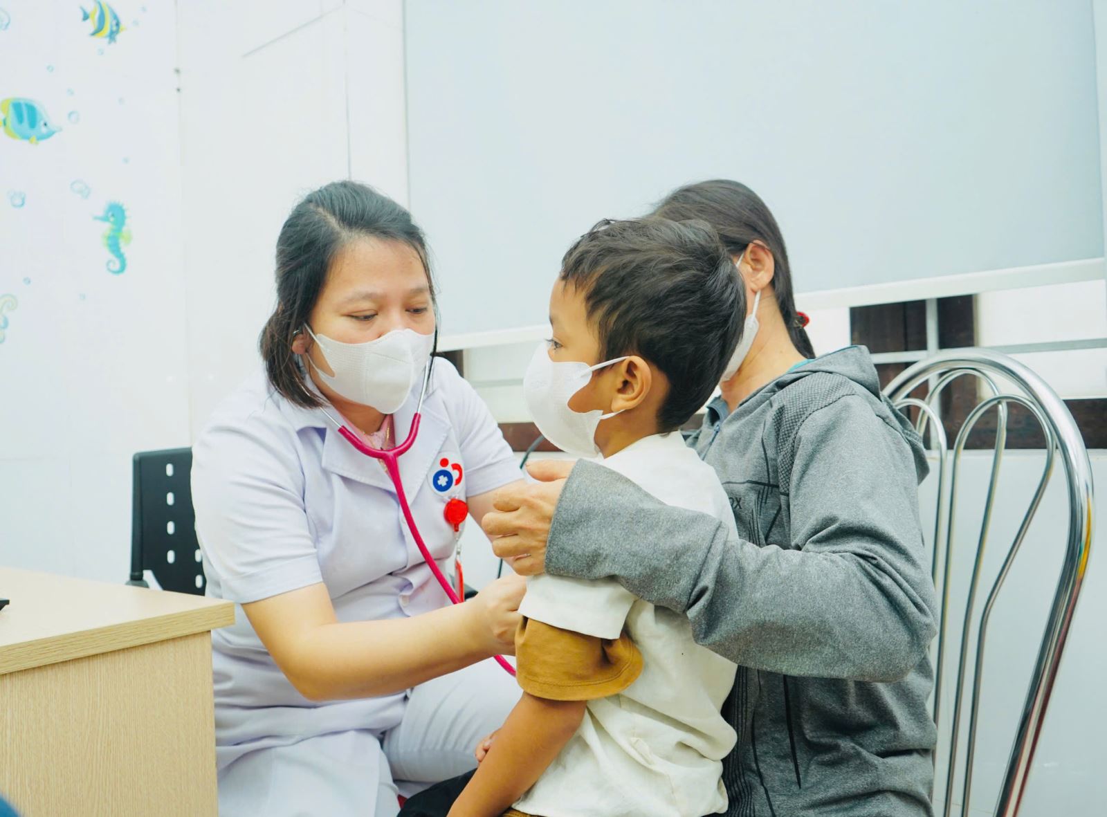 Rất nhiều trẻ bị cúm trong thời gian này phải đến cơ sở y tế khám, điều trị.