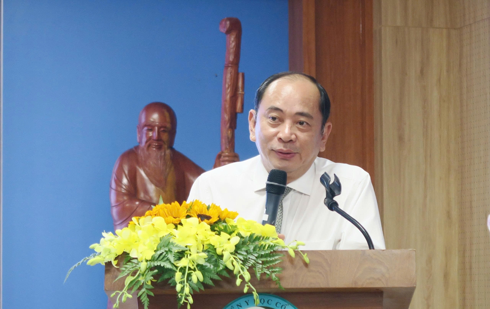 PGS.TS.BS Tăng Chí Thượng - Giám đốc Sở Y tế TPHCM biểu dương nỗ lực của Bệnh viện Y học cổ truyền.