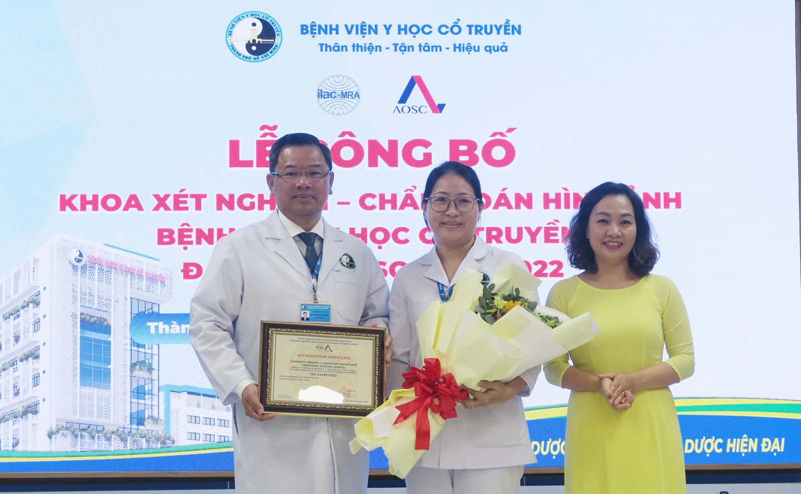 TTƯT.BS.CKII Đỗ Tân Khoa - Giám đốc Bệnh viện Y học cổ truyền TPHCM và lãnh đạo Phòng Xét nghiệm của bệnh viện nhận chứng chứng nhận ISO 15189:2022.