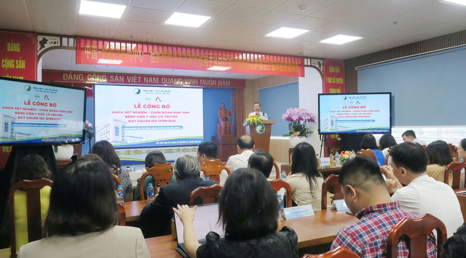 Quang cảnh lễ công bố phòng xét nghiệm của Bệnh viện Y học cổ truyền TPHCM đạt chứng nhận ISO 15189:2022.