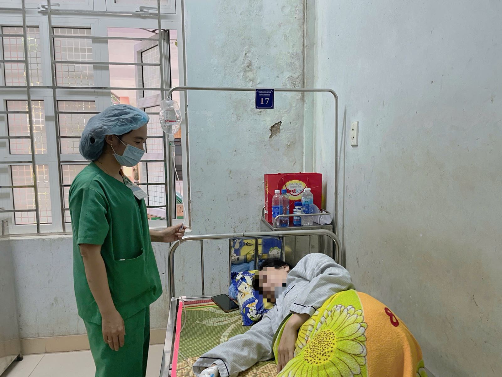 Nhân viên y tế thăm khám cho bệnh nhân.