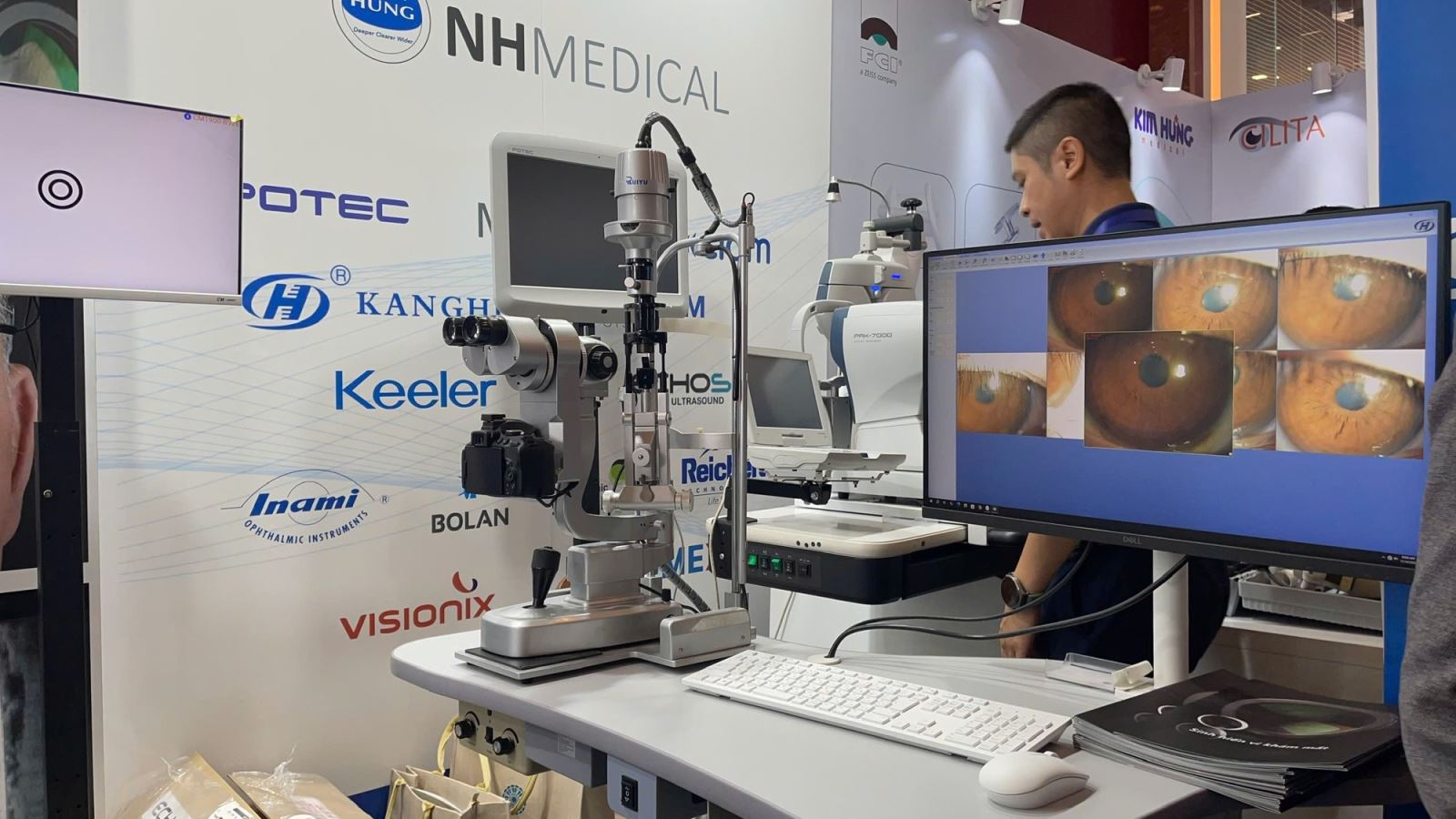 Các tập đoàn dược phẩm và thiết bị y tế trong và ngoài nước mang đến triển lãm một số thiết bị nhãn khoa hiện đại trưng bày.